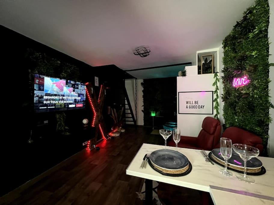 Red Love-Room / Balneo & Plus ! Souppes-sur-Loing Luaran gambar